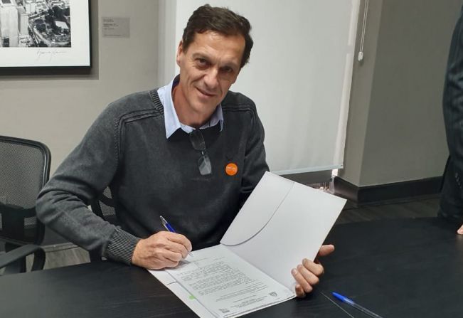Superintendente assinando convenio Fehidro