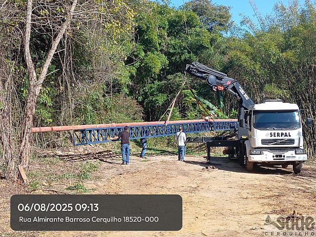 Munck Carregando Tubulação