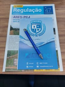 Folder da Ares-PCJ com caneta e bloco de anotações