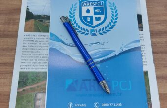 Folder da Ares-PCJ com caneta e bloco de anotações