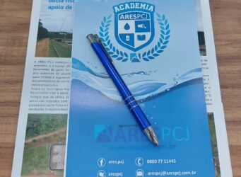 Folder da Ares-PCJ com caneta e bloco de anotações