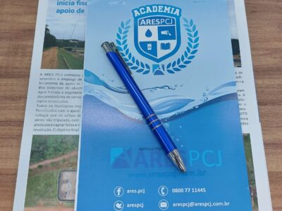 Folder da Ares-PCJ com caneta e bloco de anotações