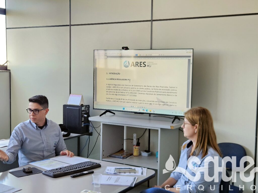 Representantes da ARES-PCJ explicando os dados da Resolução.